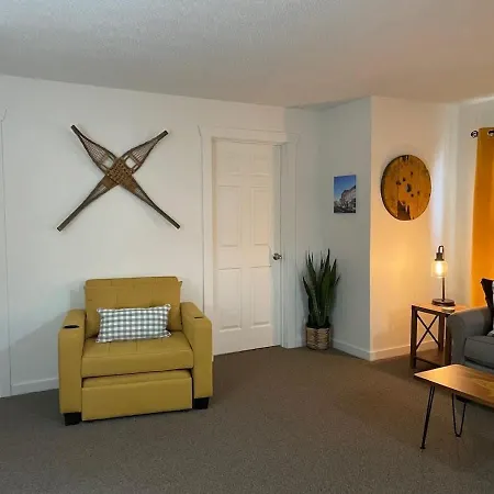 Downtown Yellow Room At Villages On Aurora